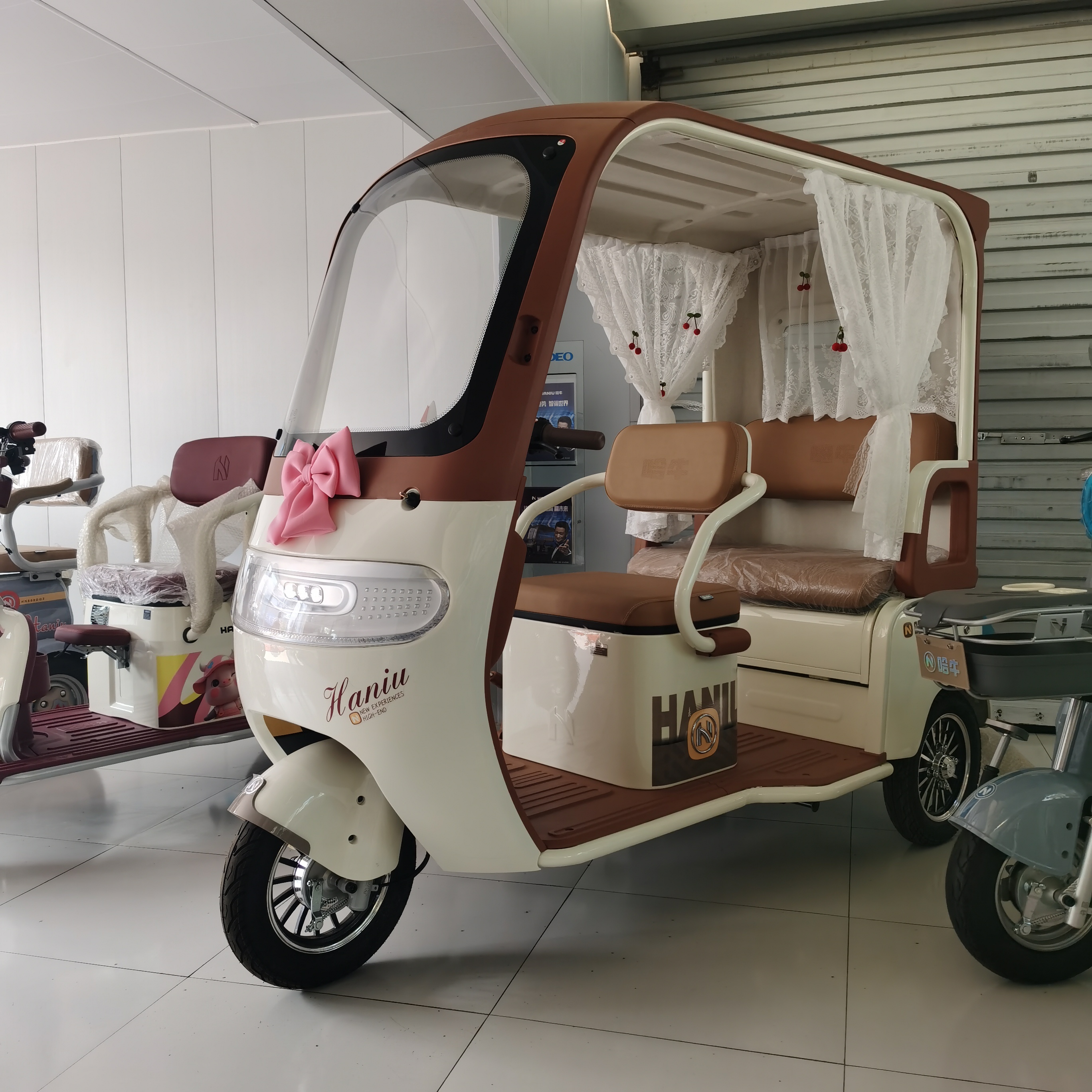 Three-wheel tuk-tuk -QK2 three-wheel covered electric tricycle scenic area sightseeing vehicle